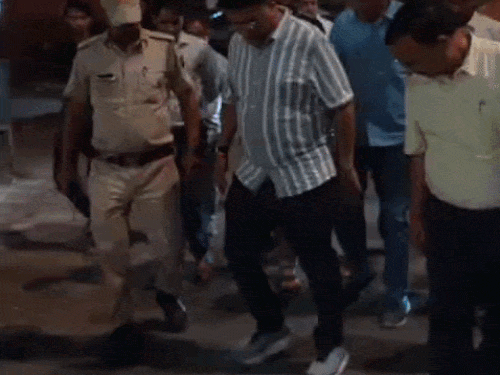 जयपुर- सड़कों पर गंदगी देख भड़के कमिश्नर, खुद कचरा उठाया:आधी रात शहर में 10KM पैदल निरीक्षण, लोगों से सफाई को लेकर फीडबैक भी लिया