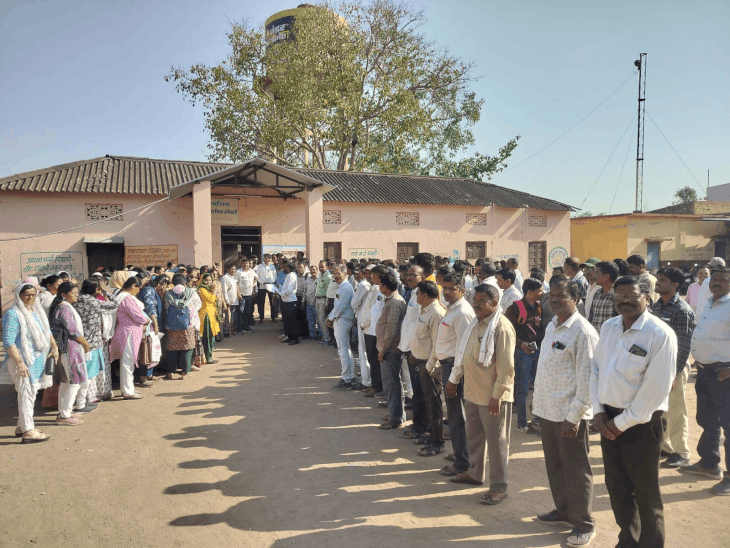 टीईटी अनिवार्यता के खिलाफ धार में शिक्षकों का प्रदर्शन:  रैली निकाल ज्ञापन सौंपा; 18 अप्रैल को बड़े आंदोलन की चेतावनी – Dhar News