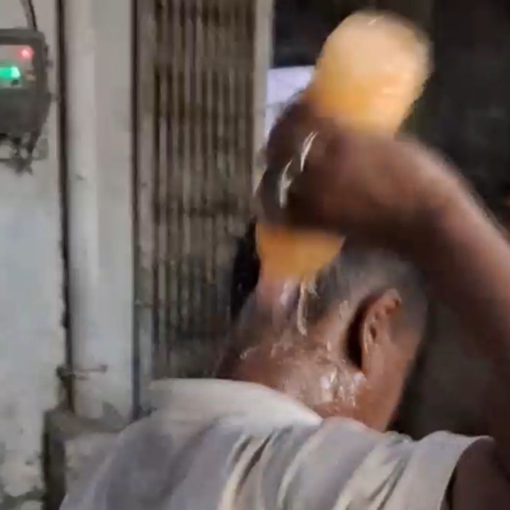 सतना में ज्वेलरी कारीगर ने की आत्मदाह की कोशिश:वीडियो आया सामने, 800 ग्राम सोने के लेनदेन का चल रहा विवाद