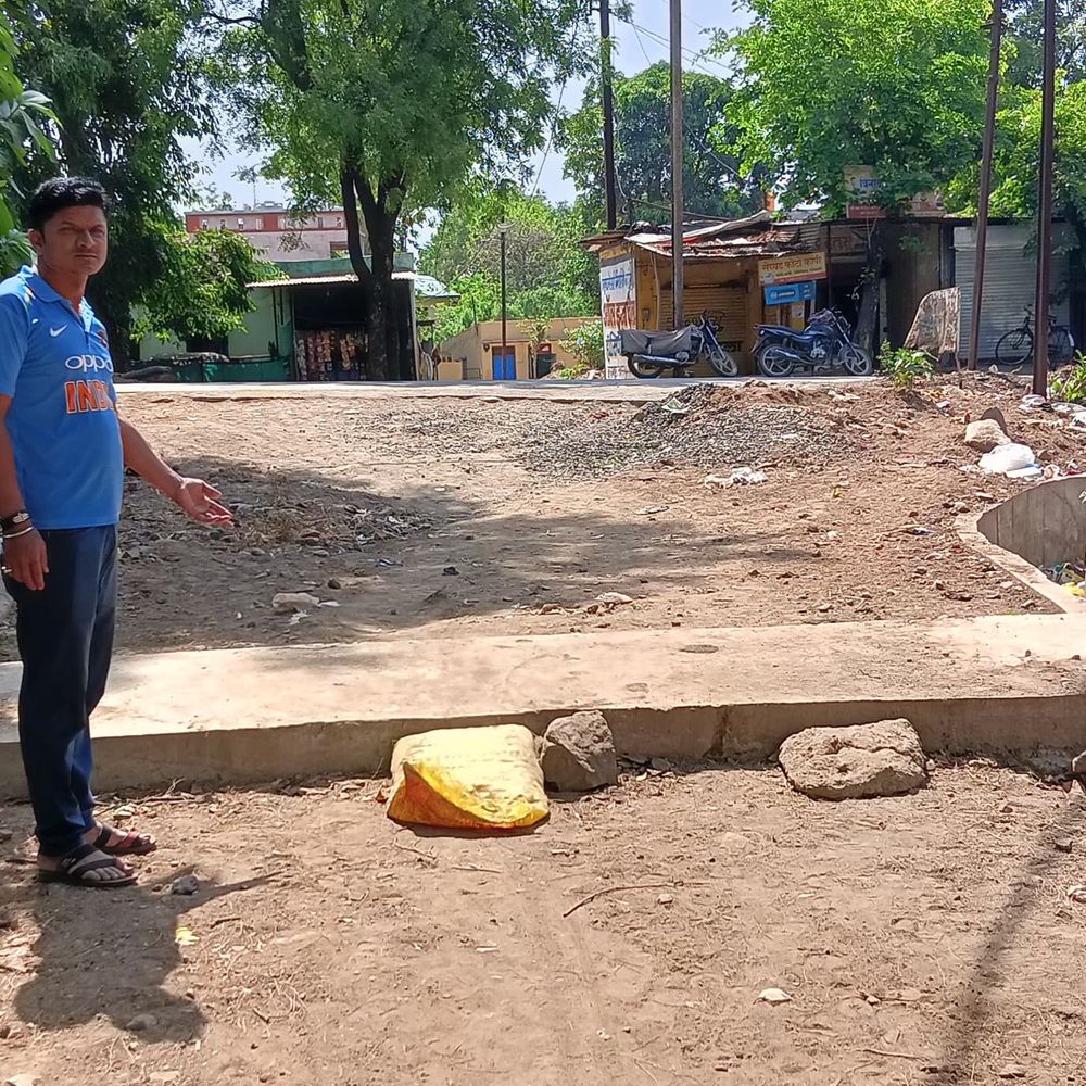 नेपानगर में 6 माह से सड़क अधूरी:पुलिया बनी स्पीड ब्रेकर, एकता नगर के निवासी परेशान; नहीं हो रही सुनवाई