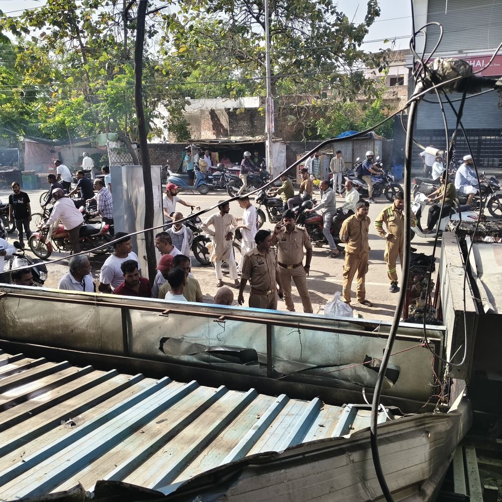 बेकरी में लगी आग, लाखों का सामान हुआ खाक:बाराबंकी के छाया चौराहे पर घटना, शॉर्ट सर्किट की आशंका