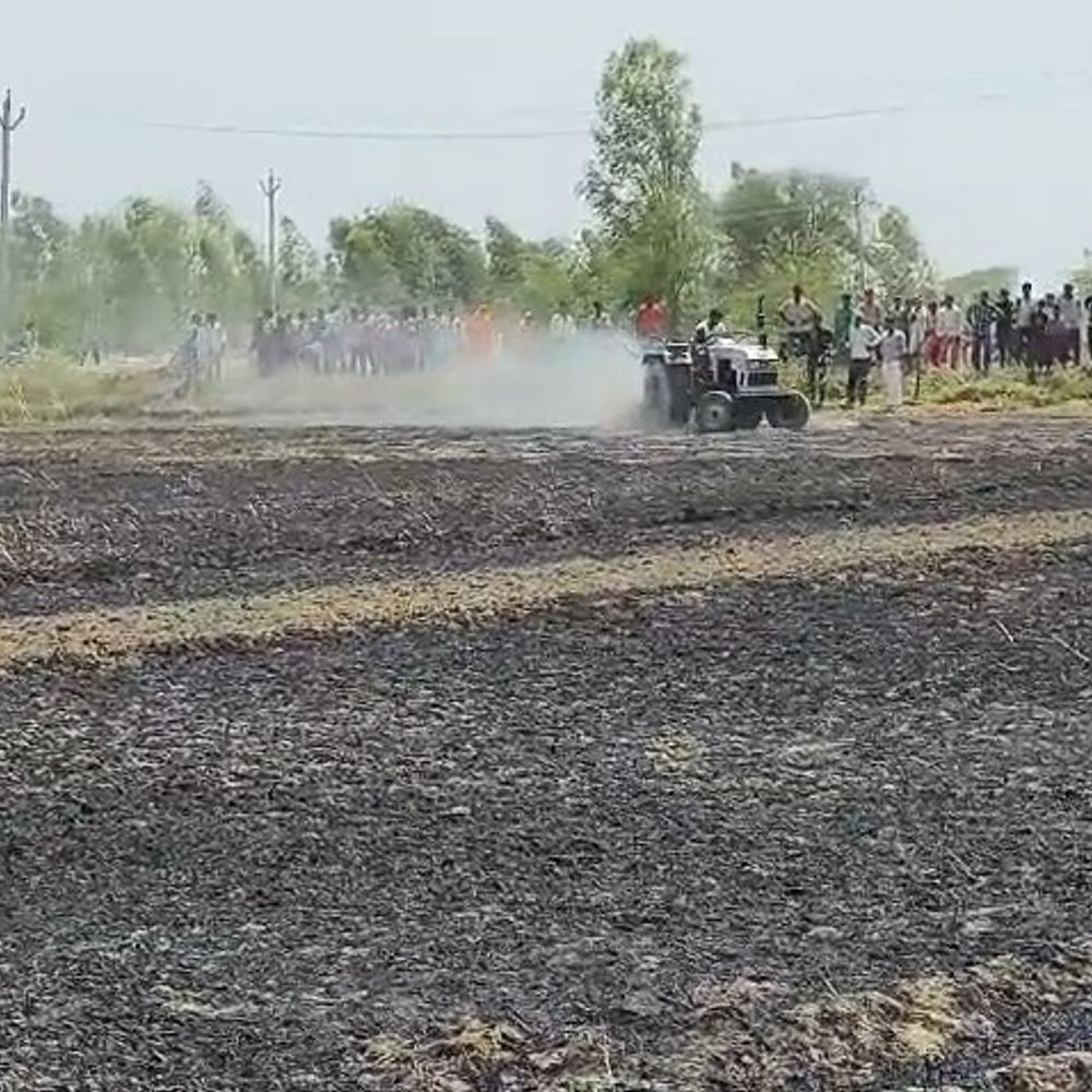 उन्नाव में 10 बीघा गेहूं की फसल जली:खेतों में लगी आग से किसानों को भारी नुकसान