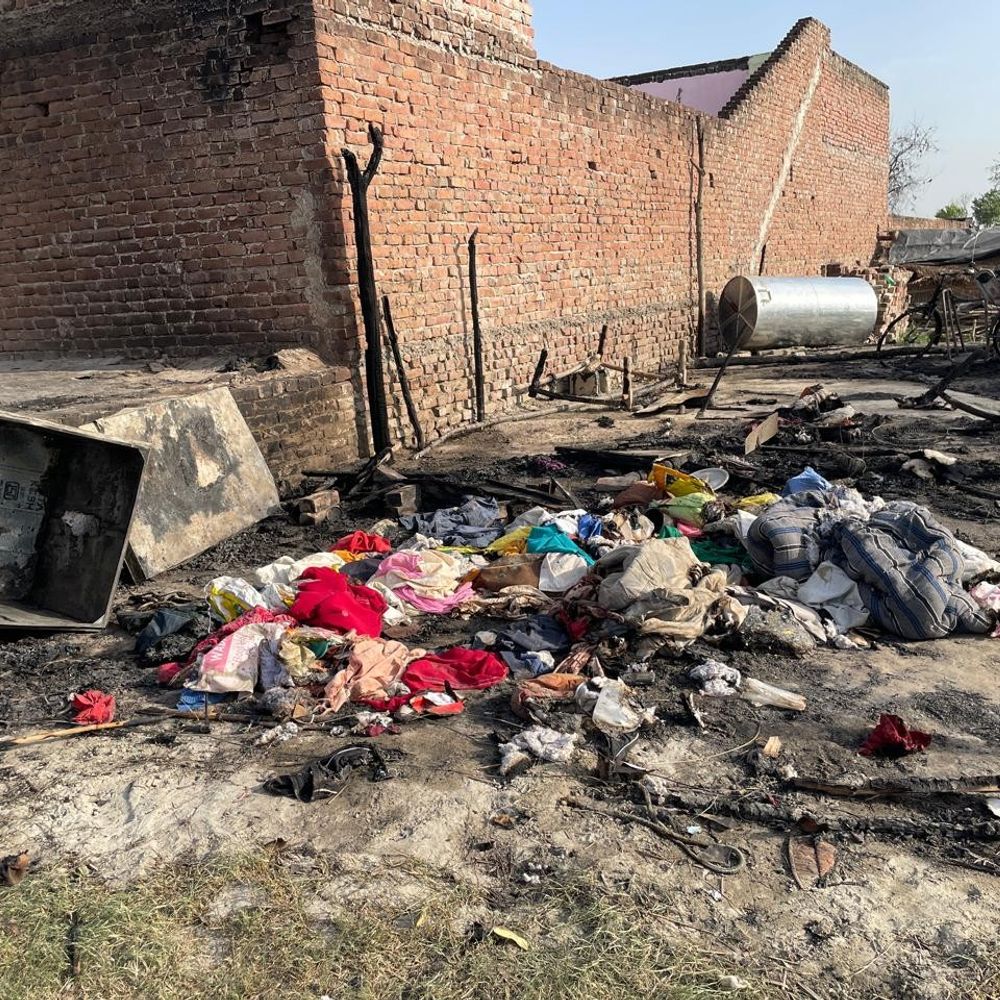 फर्रुखाबाद में आग से झोपड़ी जलकर राख:दिव्यांग पति-पत्नी का लाखों का घरेलू सामान नष्ट