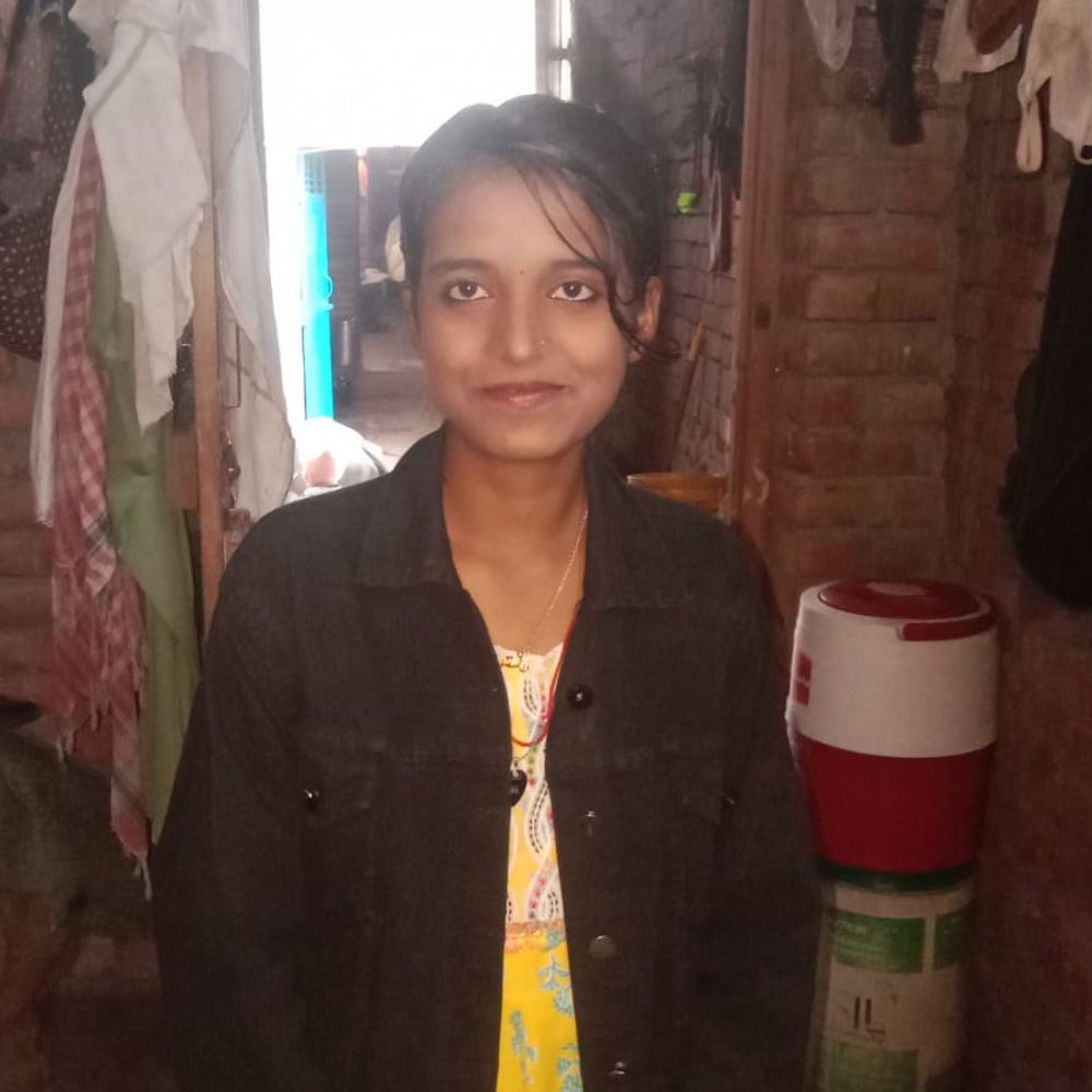 इटावा में तेजस-एक्सप्रेस के सामने कूदकर छात्रा ने की आत्महत्या:परिजन बोले- सहेली से बात करने से रोकने पर थी नाराज