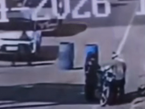 कोरबा में तेज रफ्तार बाइक ने युवती को मारी टक्कर:  टोल-प्लाजा में हादसा, घटना CCTV में कैद, सिर-पैर में लगी चोट, घायल अस्पताल में भर्ती – Korba News