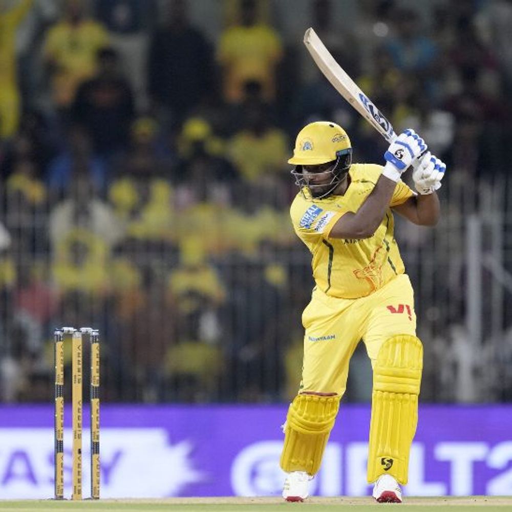 IPL में दिल्ली-चेन्नई मैच; सैमसन की 26 बॉल पर फिफ्टी:11 ओवर में CSK का स्कोर 103/1; अक्षर पटेल ने गायकवाड को पवेलियन भेजा