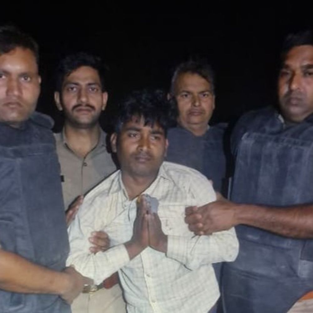 आजमगढ़ में मजदूर की हत्या करने वाला मुठभेड़ में गिरफ्तार:एक दिन पूर्व लाठी डंडे से पीट कर की गई थी हत्या, तलाश में जुटी थी पुलिस टीम