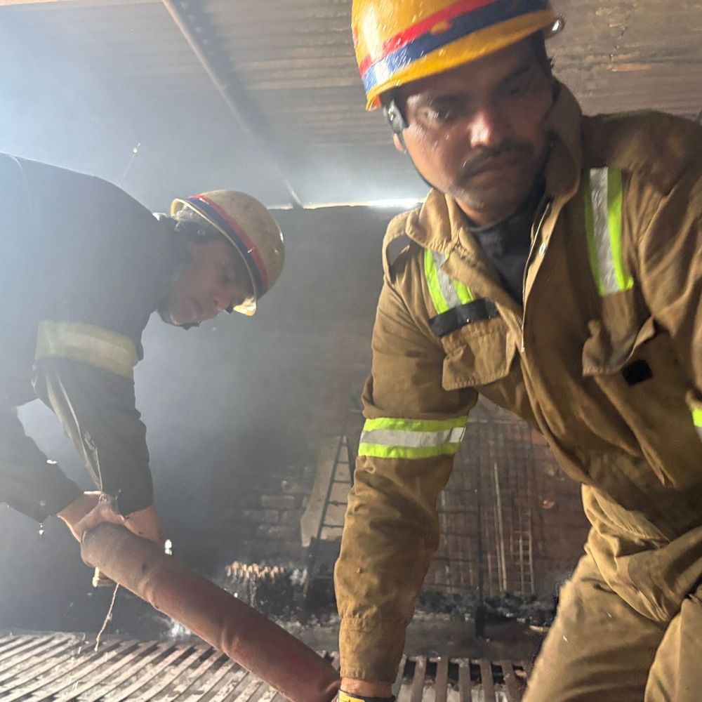 शॉर्ट सर्किट से मकान में लगी आग:कमरों में रखा सामान जलकर खाक, सकरी गालियों में करनी पड़ी मशक्कत