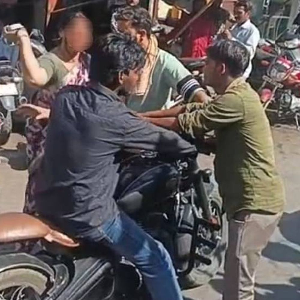 झांसी में महिला ने युवक को चप्पल से पीटा…VIDEO:3 लाख की बाइक पर सवार था, कमेंटबाजी करने पर बीच बाजार धुनाई की