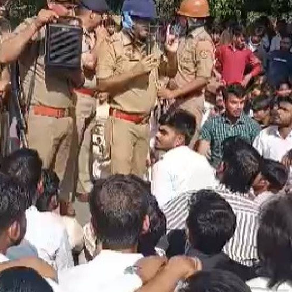 नोएडा में 500 से अधिक कर्मचारी सड़क पर उतरे:वेतन बढ़ाने की मांग को लेकर प्रदर्शन किया, कंपनियों में मांगा लिखित जवाब