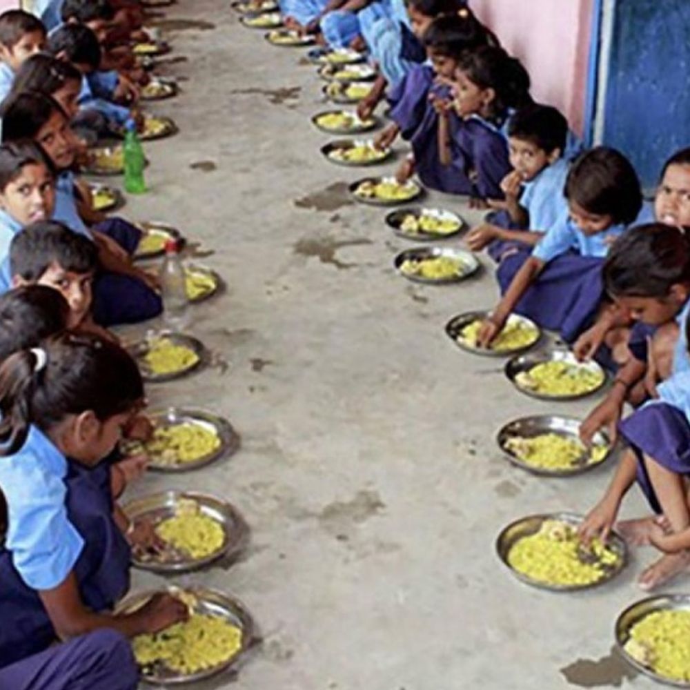 सरकारी योजनाओं से ‘लखपति’ बन रहे स्कूल, पर क्लास खाली; 35% छात्र साइकिल-पोशाक के लिए ले रहे दाखिला