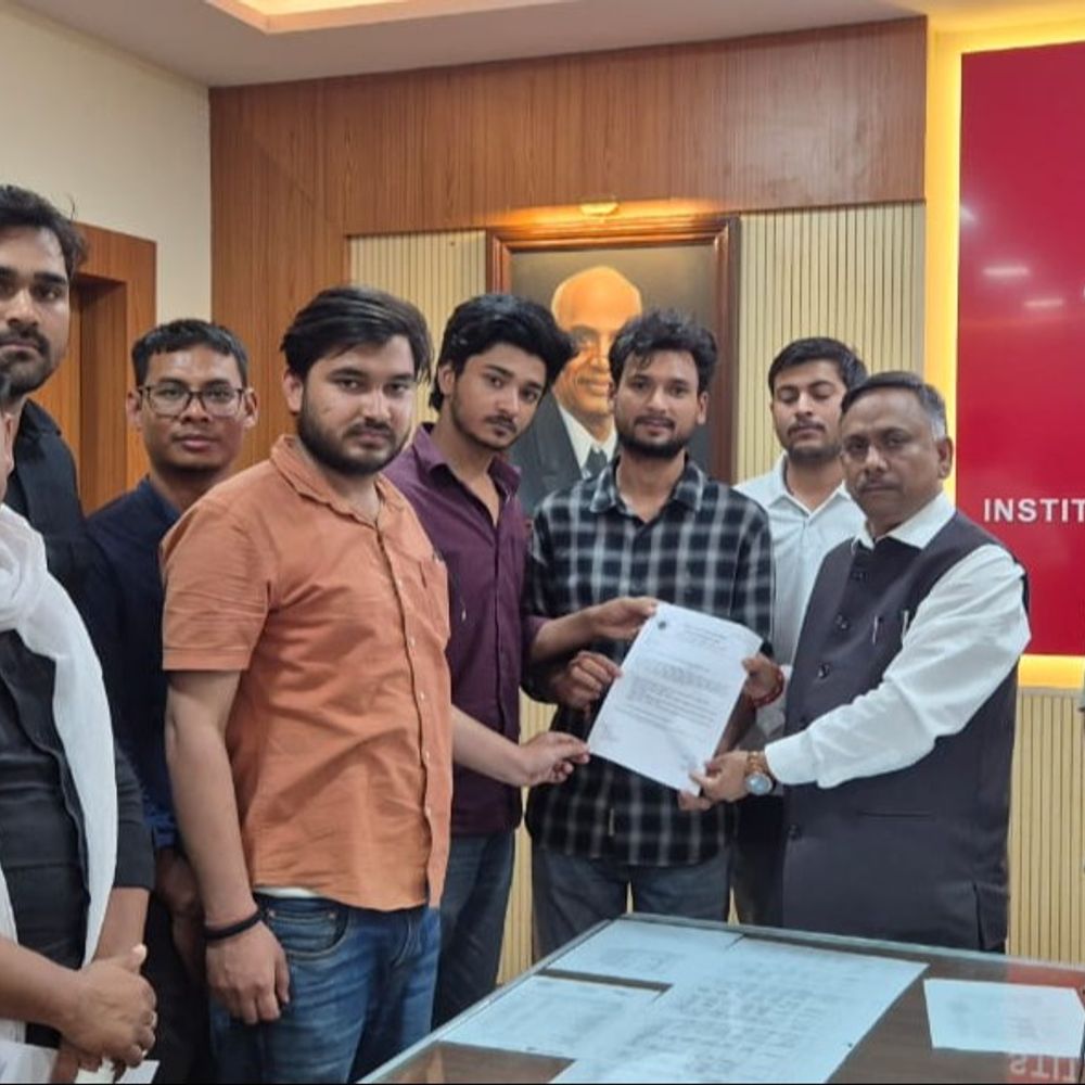 ABVP के सवाल, आग लगने की घटना का जिम्मेदार कौन:पदाधिकारियों ने निदेशक को सौंपा ज्ञापन, उच्चस्तरीय जांच कमेटी की मांग