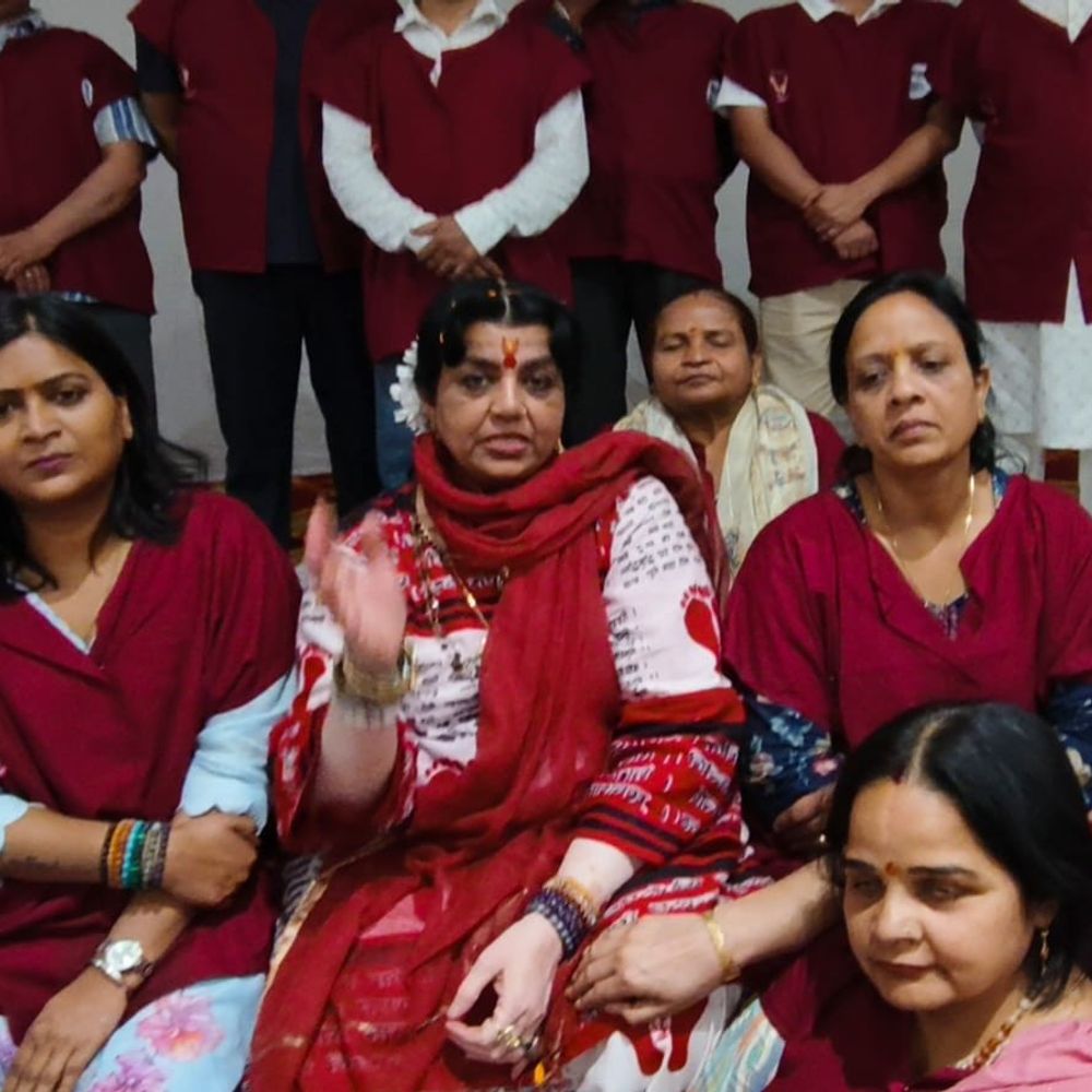 बरेली में 'थर्ड आई एक्टिवेशन' शिविर, अलौकिक दावों पर सवाल:गुरु मां डॉ. सुरभि के कार्यक्रम पर विशेषज्ञों ने जताई चिंता