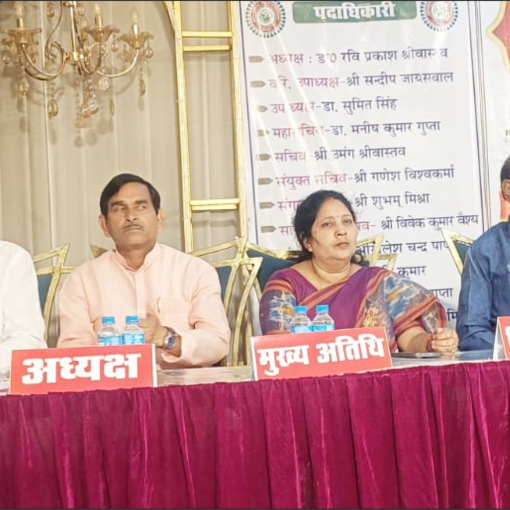 जौनपुर में हैनिमैन का 271वां जन्मदिन मनाया गया:होम्योपैथिक डीलर्स एसोसिएशन ने कार्यक्रम आयोजित कर नई दवाओं की जानकारी दी