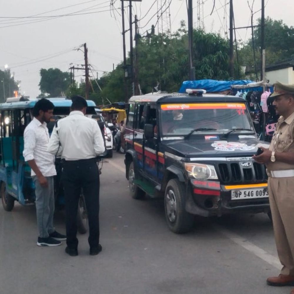 मऊ में 441 वाहनों का चालान:यातायात नियम उल्लंघन पर पुलिस की संयुक्त टीम ने की कार्रवाई