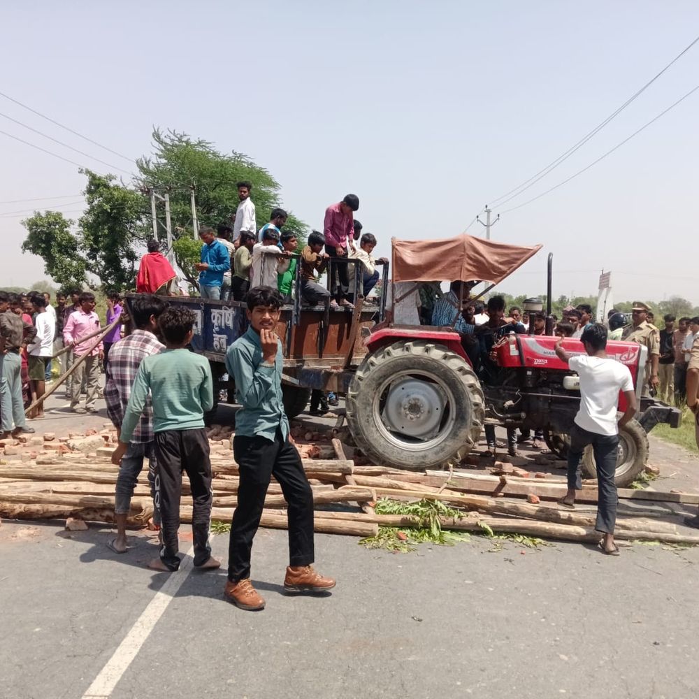 हाईटेंशन लाइन की चपेट में आकर किशोर की मौत:फिरोजाबाद में ग्रामीणों ने लगाया जाम, विभाग पर लापरवाही का आरोप