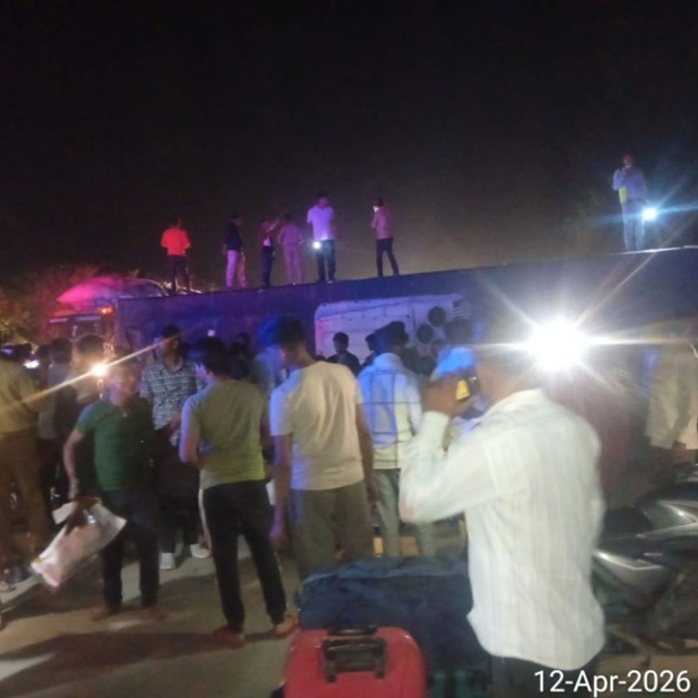 मथुरा में यमुना एक्सप्रेस-वे पर यात्रियों से भरी बस पलटी:कई यात्री घायल, नोएडा से दरभंगा जा रही थी