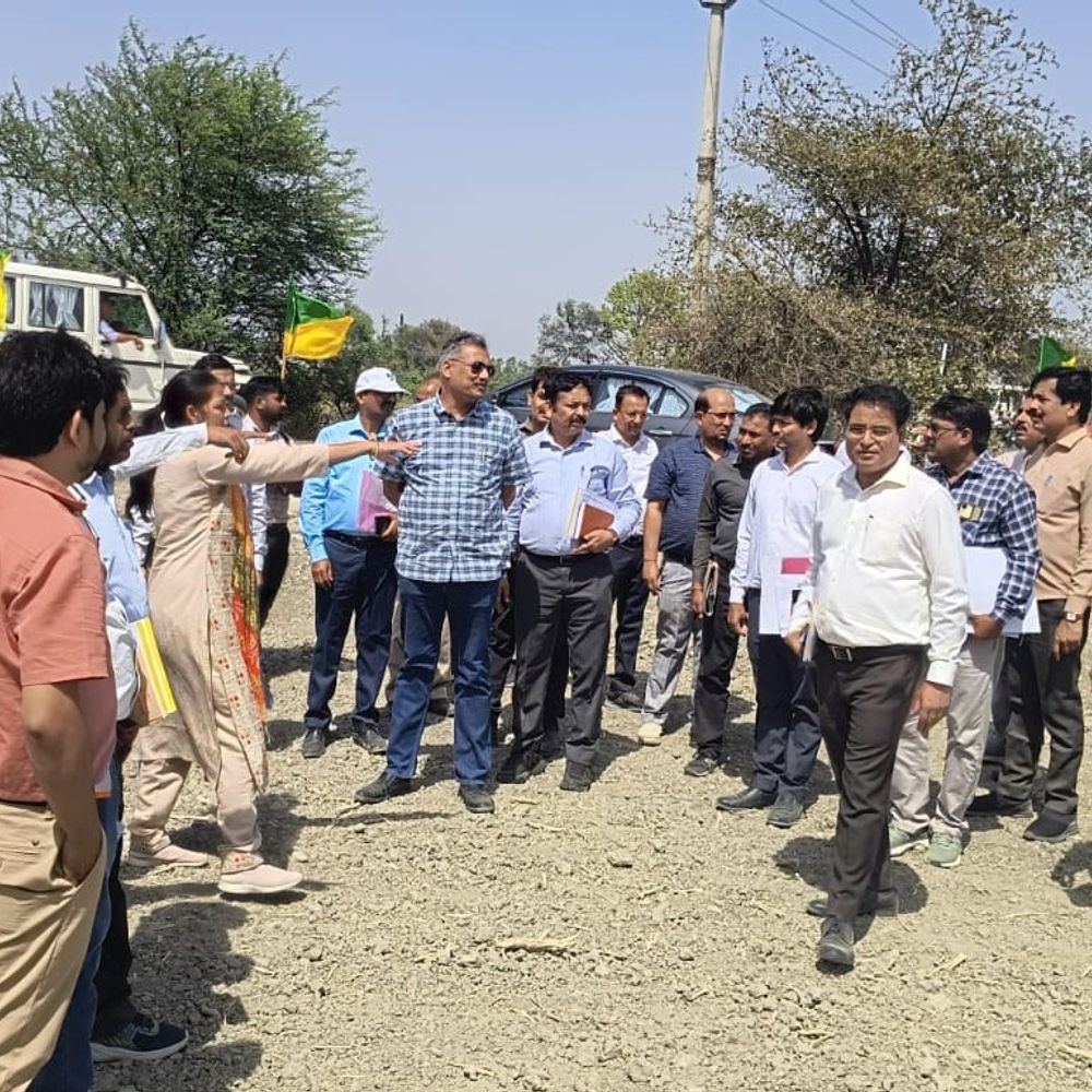 प्रमुख सचिव ने ऊसर भूमि सुधार कार्यों का निरीक्षण किया:हरदोई में अधिकारियों को समयबद्ध कार्य पूर्ण करने के निर्देश दिए