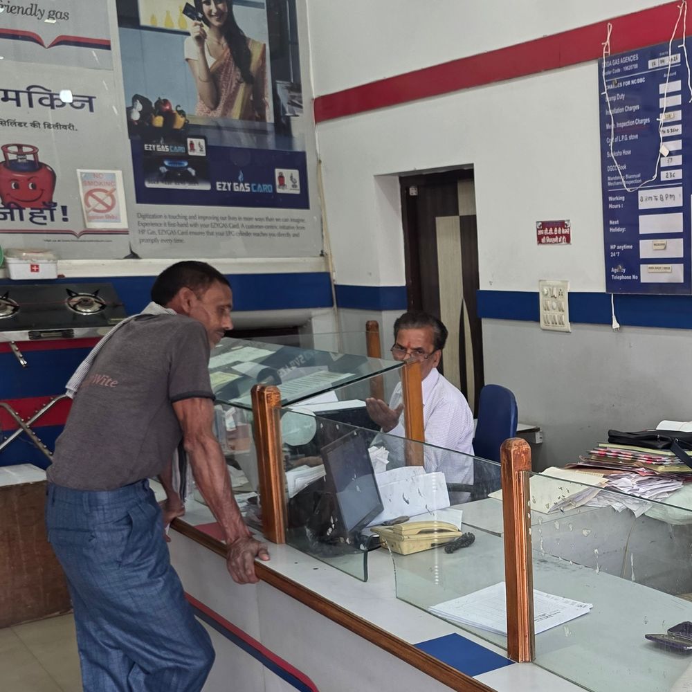 संभल में हजारों उपभोक्ताओं की केवाईसी अधूरी:ओटीपी न मिलने से गैस डिलीवरी में देरी; कुछ को 4 दिन में मिल रही