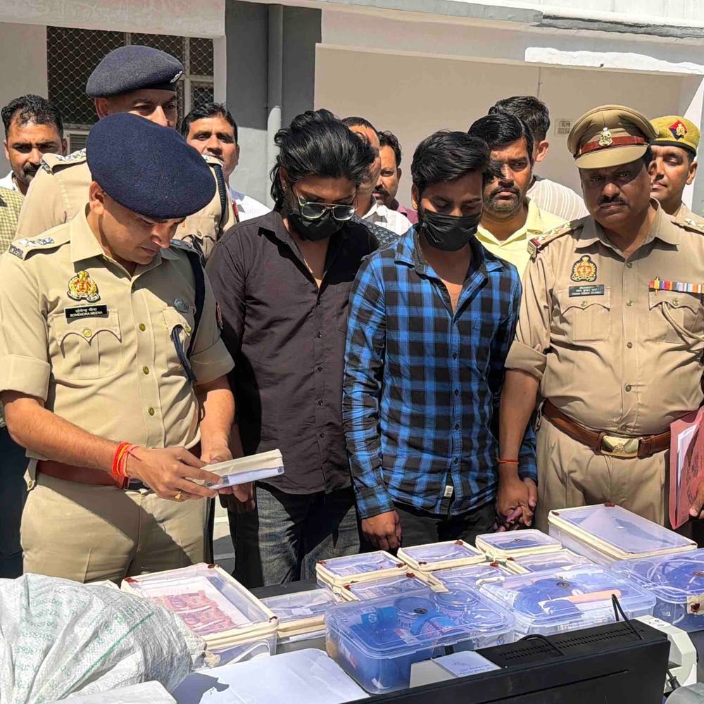 नकली नोट गिरोह का पर्दाफाश, मेरठ-एटा से दो गिरफ्तार:4.88 लाख रुपए के नकली नोट और उपकरण बरामद