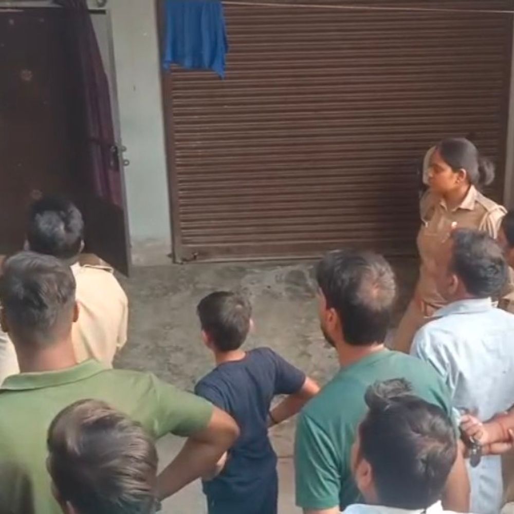 पत्नी से विवाद के बाद युवक ने खोला गैस सिलेंडर:कौशांबी में LPG लीक होने से हड़कंप, पुलिस-फायर ब्रिगेड मौके पर पहुंची