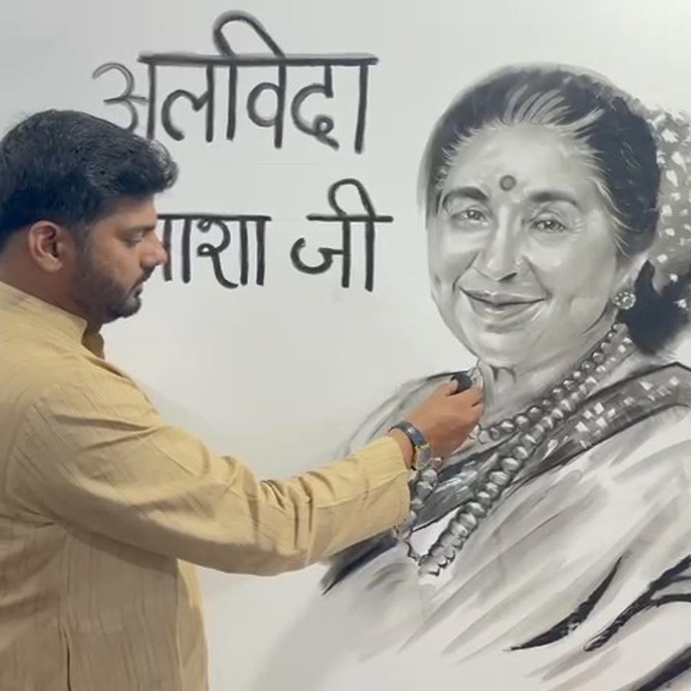 युवा चित्रकार ने गायिका आशा भोसले को दी श्रद्धांजलि:दीवार पर बनाया चार फीट का चित्र, लिखा अलविदा आशा जी