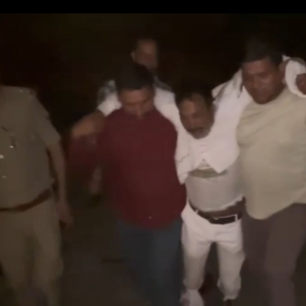 मिर्जापुर में अधिवक्ता हत्याकांड का आरोपी गिरफ्तार:पुलिस मुठभेड़ में दोनों पैर में लगी गोली, प्रधानी चुनाव रंजिश में की थी हत्या