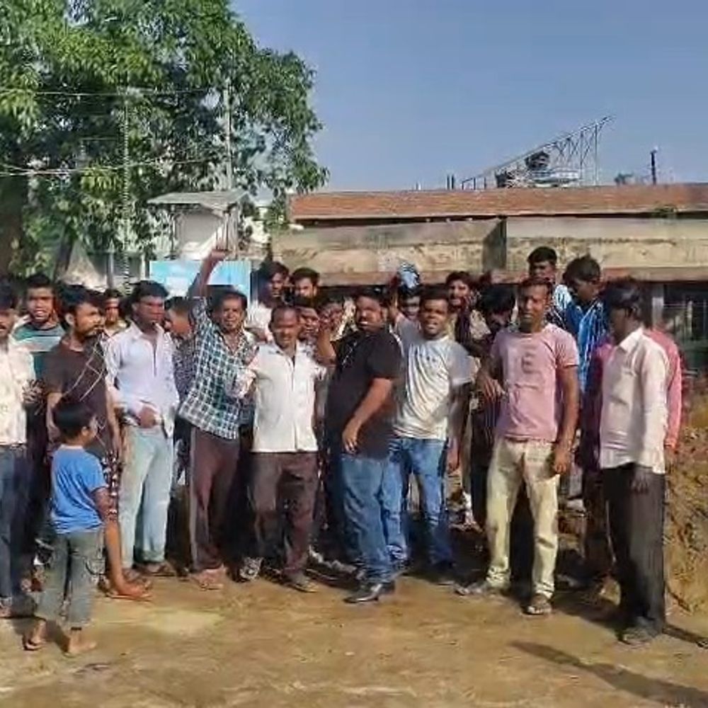 पीलीभीत: सार्वजनिक भूमि पर कॉम्प्लेक्स निर्माण का विरोध:ग्रामीणों ने जेसीबी मशीन को खदेड़ा, काम रुकवाया