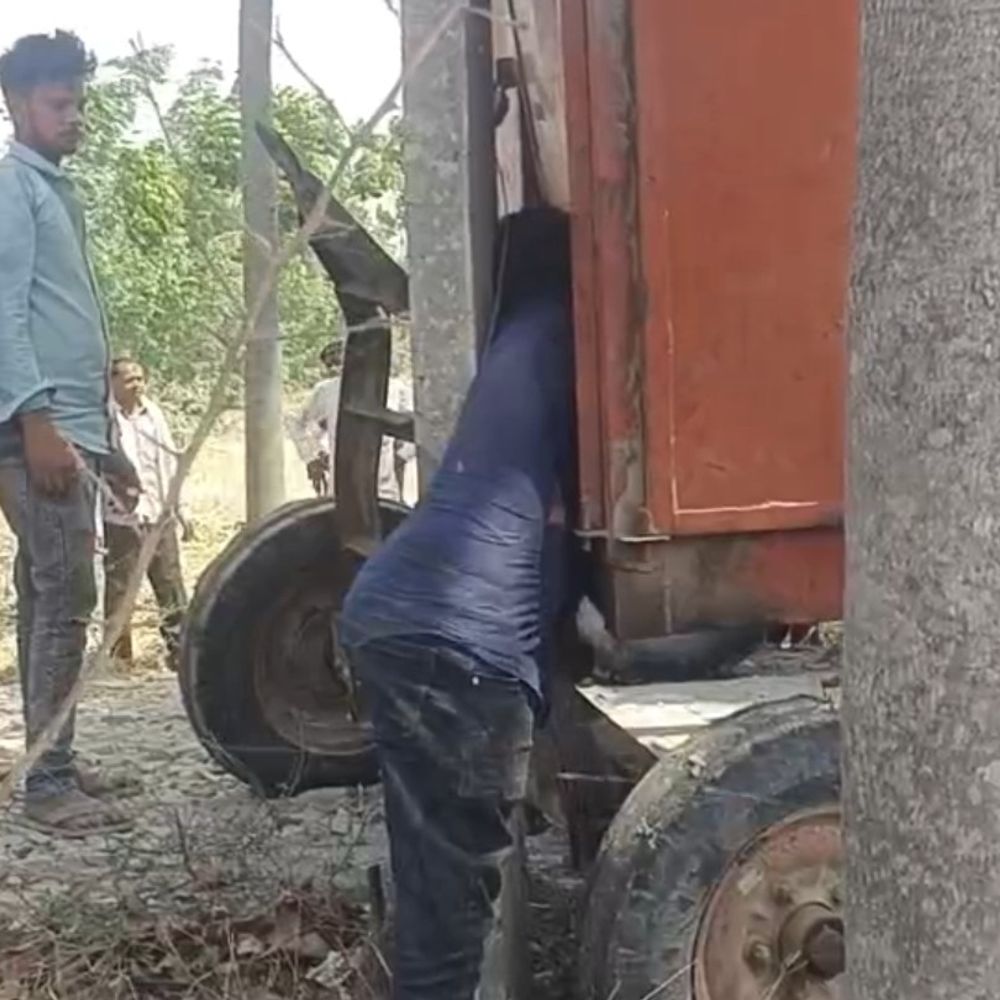 मिक्चर मशीन और पोल के बीच दबकर मजदूर की मौत:बलिया में सड़क निर्माण के दौरान मशीन चालु करते समय हादसा, जांच में जुटी पुलिस