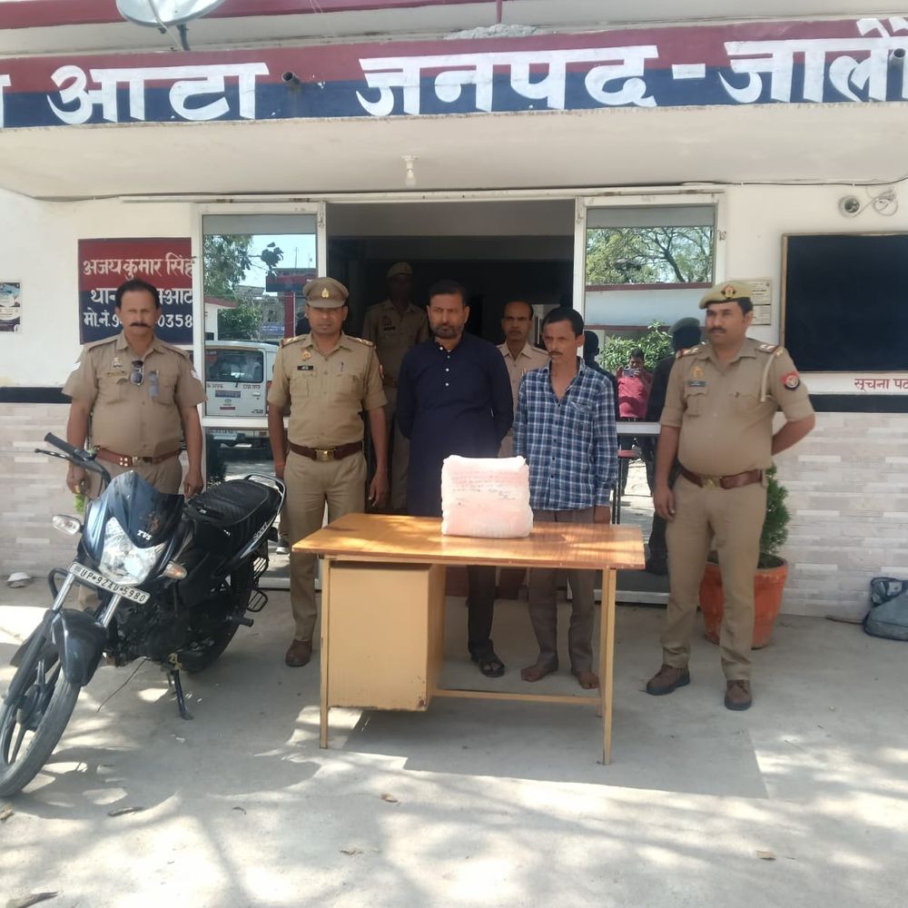 जालौन में आटा पुलिस ने 7.6 किलो गांजा पकड़ा:बाइक के साथ दो तस्कर गिरफ्तार, कहा- नशा तस्करों के खिलाफ अभियान जारी रहेगा