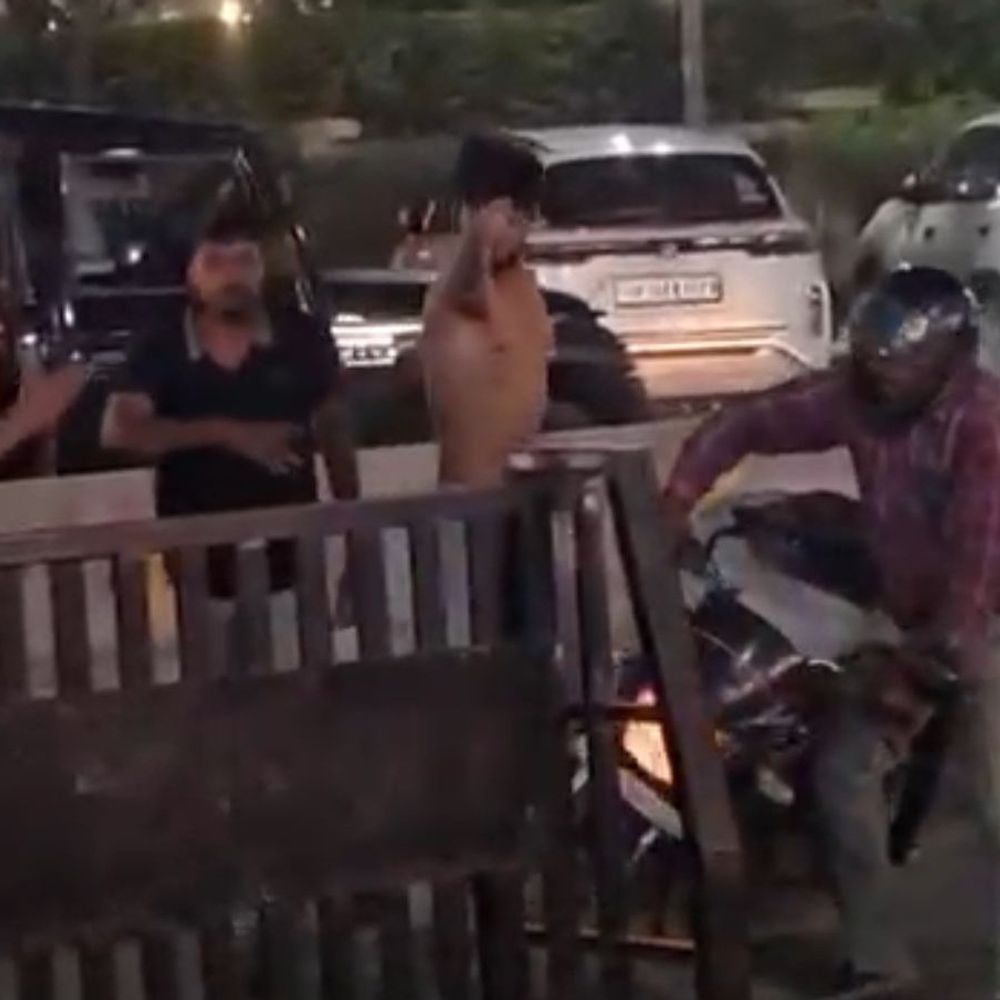 गौर सिटी में दो गुटों में मारपीट, VIDEO:थार में शर्ट उतारकर ड्राइव कर रहा था युवक, पुलिस ने दो आरोपी गिरफ्तार किए