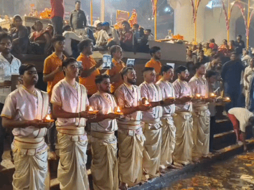 सिंगर आशा भोसले के निधन पर काशी में शोक:  गंगा आरती में अर्चकों ने किया दीप दान, श्रद्धालु ने 2 मिनट का रखा मौन – Varanasi News