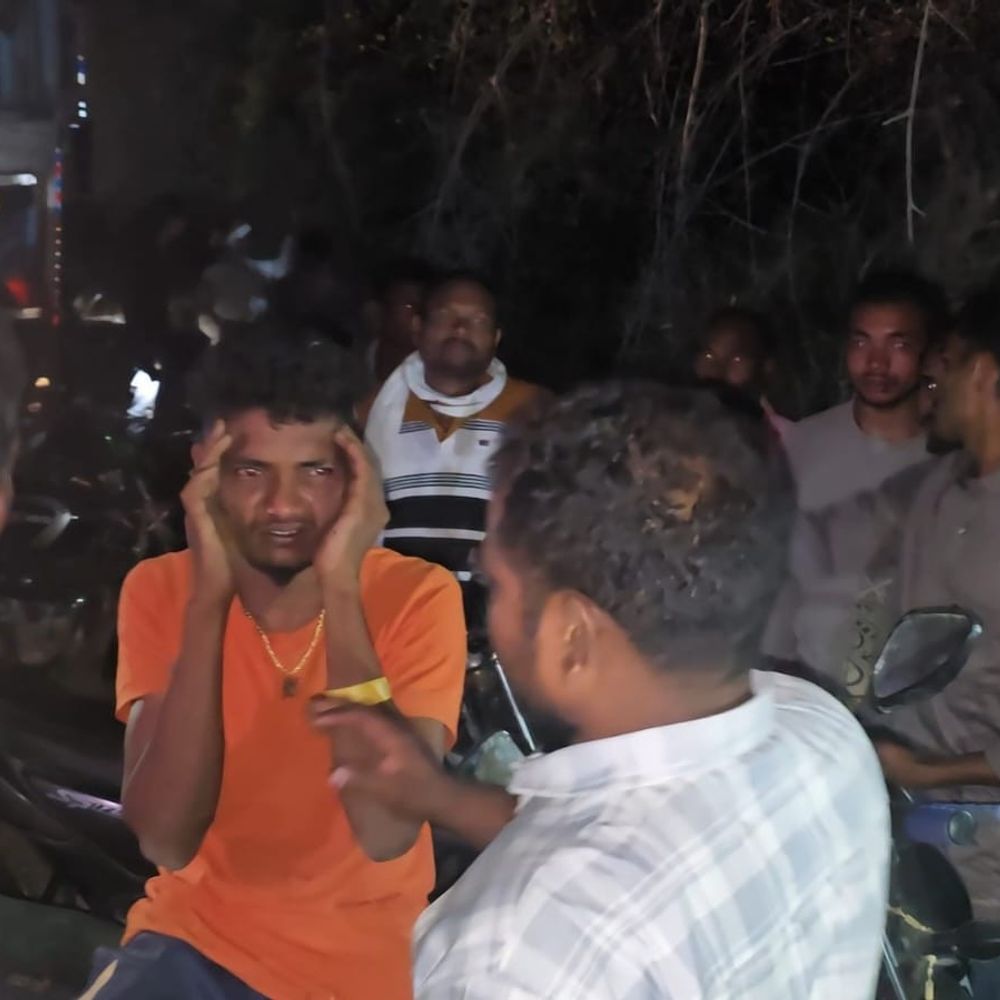 तेज रफ्तार ट्रक ने ट्रैक्टर को मारी टक्कर:कोंडागांव में ग्रामीणों ने चालक की पिटाई की, पुलिस ने हिरासत में लिया