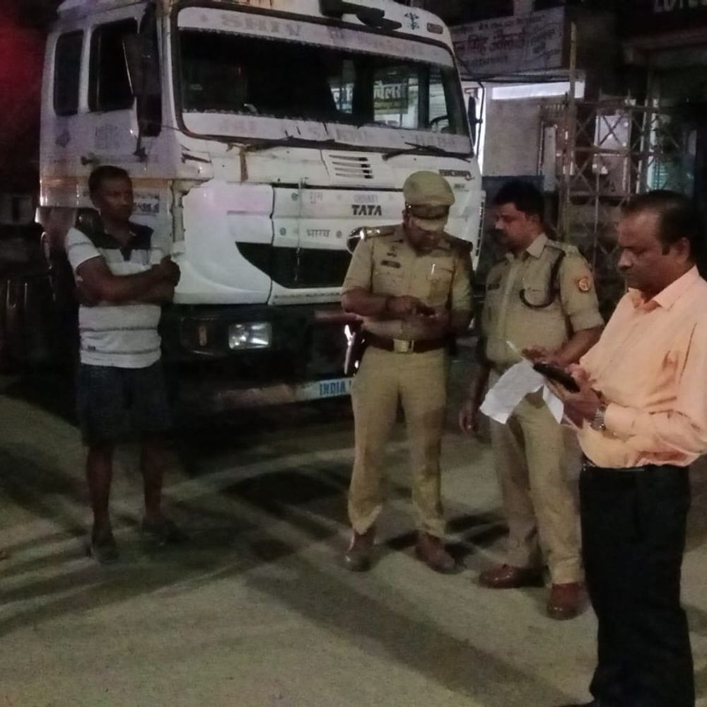 औरैया में अवैध खनिज परिवहन पर कार्रवाई:10 डंपर सीज, 3.58 लाख का जुर्माना, एक FIR दर्ज