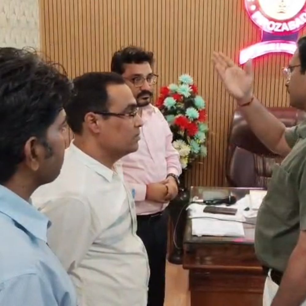 फिरोजाबाद में 6 निजी स्कूलों पर एक-एक लाख का जुर्माना:कैंपस के अंदर और आसपास से ही यूनिफॉर्म और किताबें बेच रहे थे