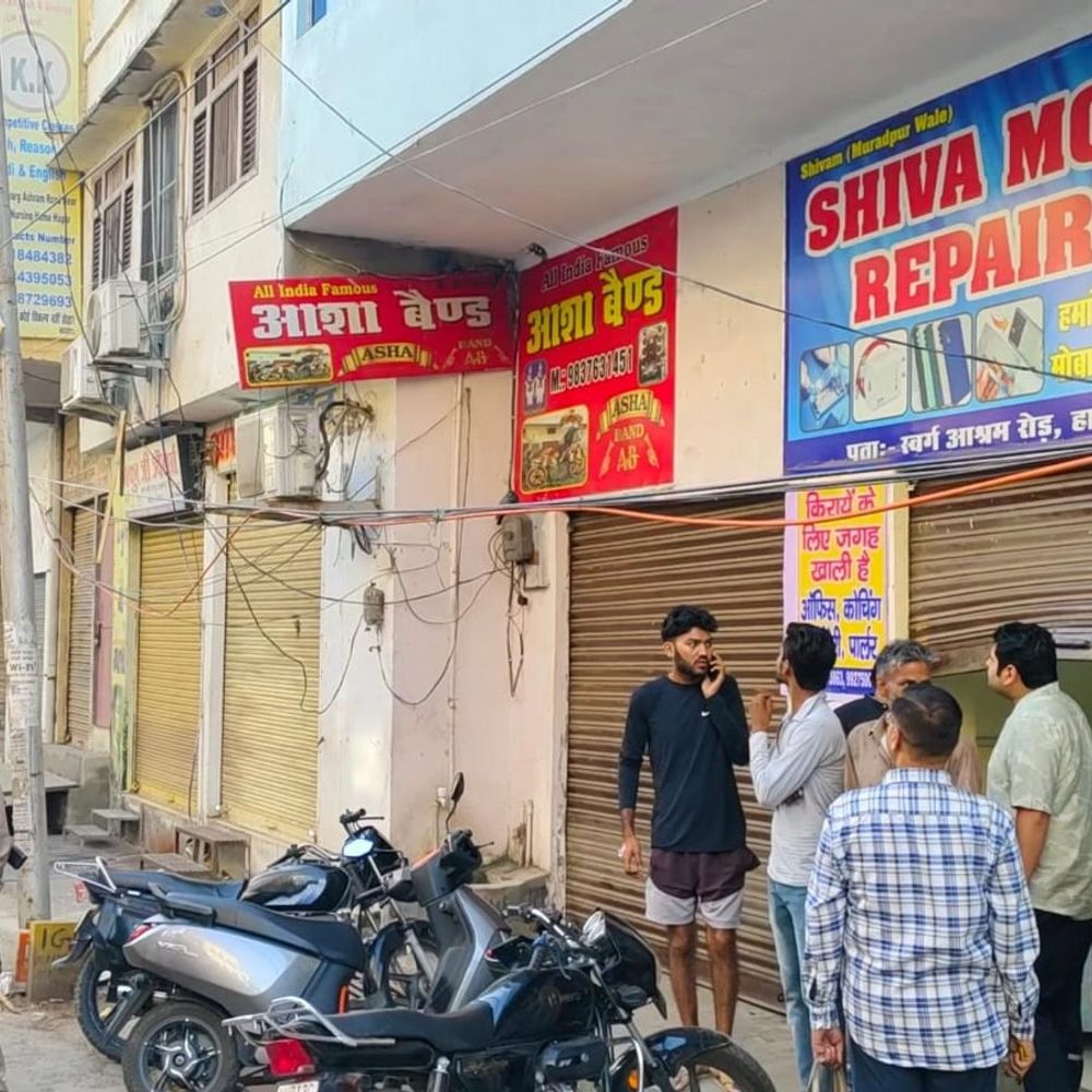 हापुड़ में तीन दुकानों-गोदाम से लाखों की चोरी:एक ही रात में वारदात, 50 हजार रुपये का माल गायब