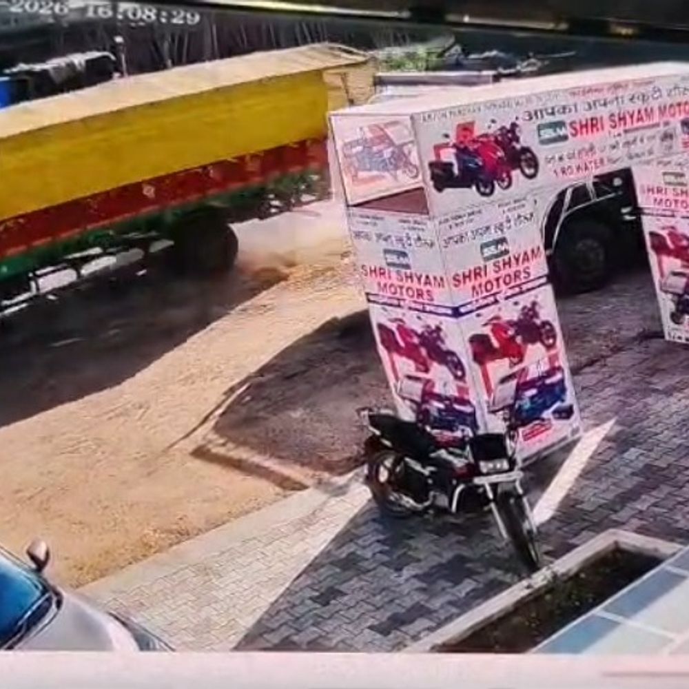 बागपत में कैंटर की टक्कर से महिला की मौत:मौके से चालक फरार; पुलिस जांच में जुटी