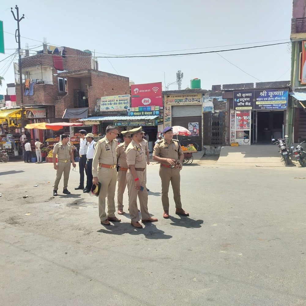 ईशन नदी पुल पर अतिक्रमण हटाया गया:मैनपुरी में सीओ सिटी और यातायात पुलिस ने दुकानदारों को चेतावनी दी