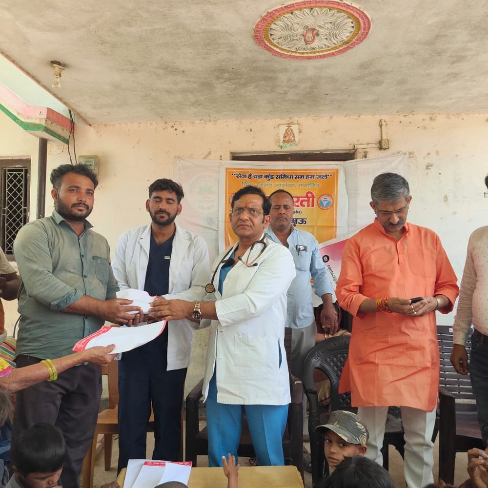 थारु बस्ती में सेवा भारती का निःशुल्क शिविर:मऊ 86 लोगों का इलाज हुआ, जागरूकता पर भी दिया जोर