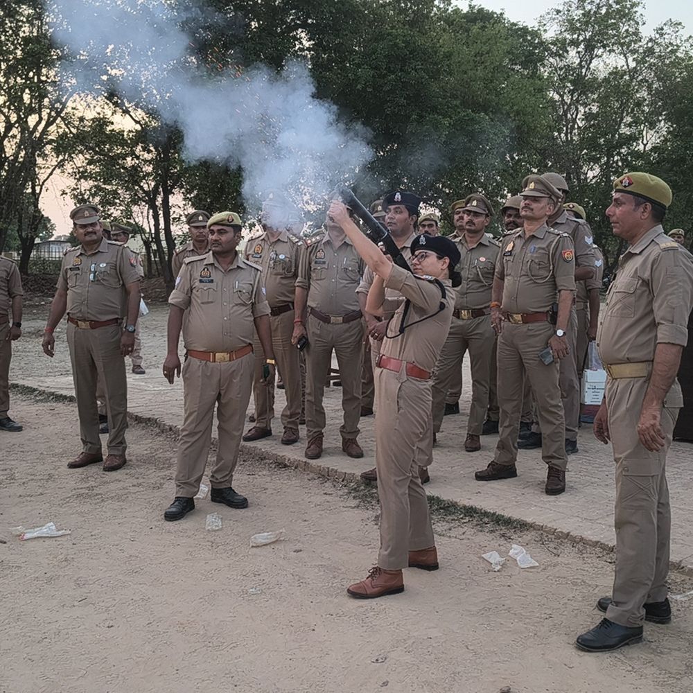 कानपुर देहात में पुलिस की दंगा नियंत्रण ड्रिल:आपात स्थिति से निपटने के लिए बल का पूर्वाभ्यास, दो टीमें बनीं