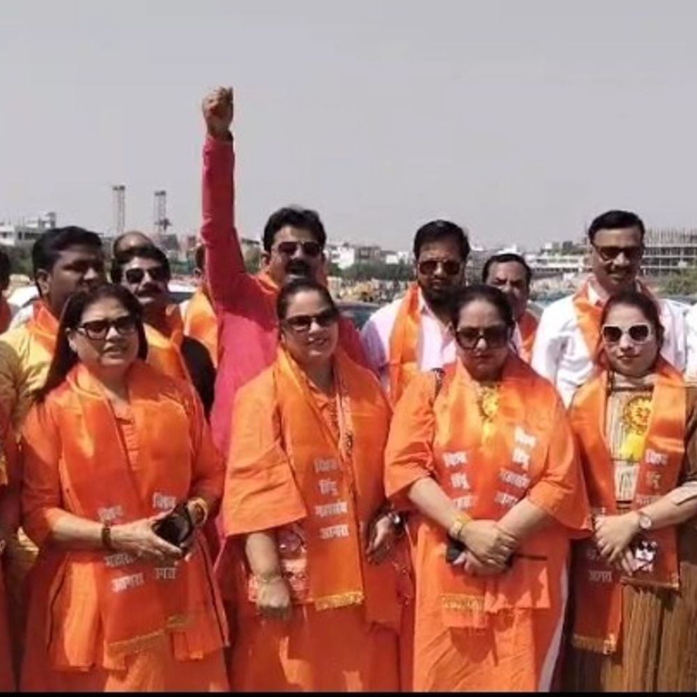 विश्व हिंदू महासंघ ने बनाया 46वां स्थापना दिवस:आगरा में सदस्यों ने निकाली 'वंदे मातरम' यात्रा, क्षेत्र में गूंजे जय श्रीराम और देशभक्ति के नारे