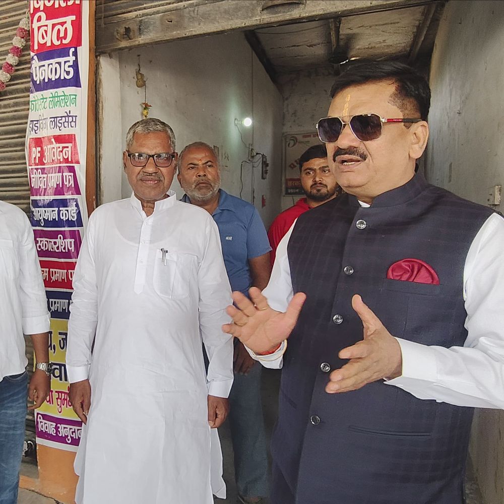 जिलाधिकारी ने जन सेवा केंद्र का निरीक्षण किया:किसानों से फार्मर रजिस्ट्री कराने की अपील, कहा- योजना लाभ के लिए जरूरी