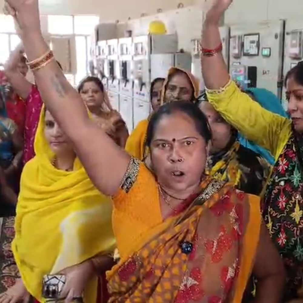 फिरोजाबाद में स्मार्ट मीटरों के खिलाफ महिलाओं का जोरदार प्रदर्शन:गंगानगर बिजली घर पर बढ़े बिलों को लेकर हंगामा, कर्मचारी पर आरोप- बोला चिपककर मर जाओ