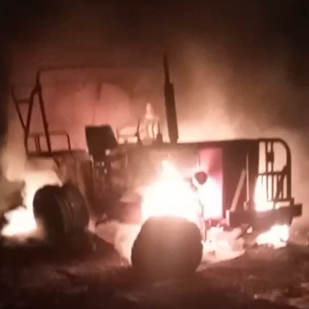 अयोध्या में गेहूं की मड़ाई करते दो ट्रैक्टर जले:फायरब्रिगेड ने आग बुझाई, पुलिस टीम जांच में जुटी