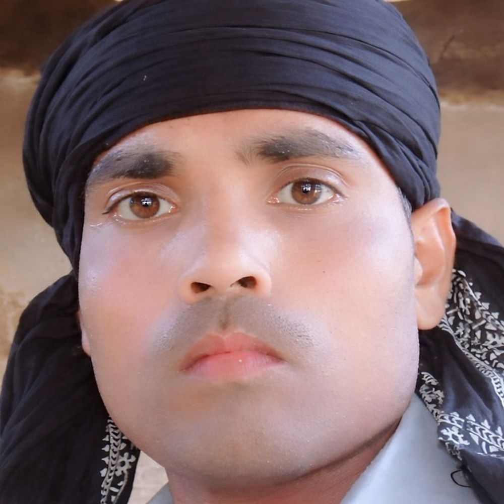 कन्नौज में पोल से टकराकर कोल्ड स्टोरेज कर्मी की मौत:हेलमेट न पहनने से सिर में गंभीर चोटें, ड्यूटी से घर लौटते समय हुआ हादसा