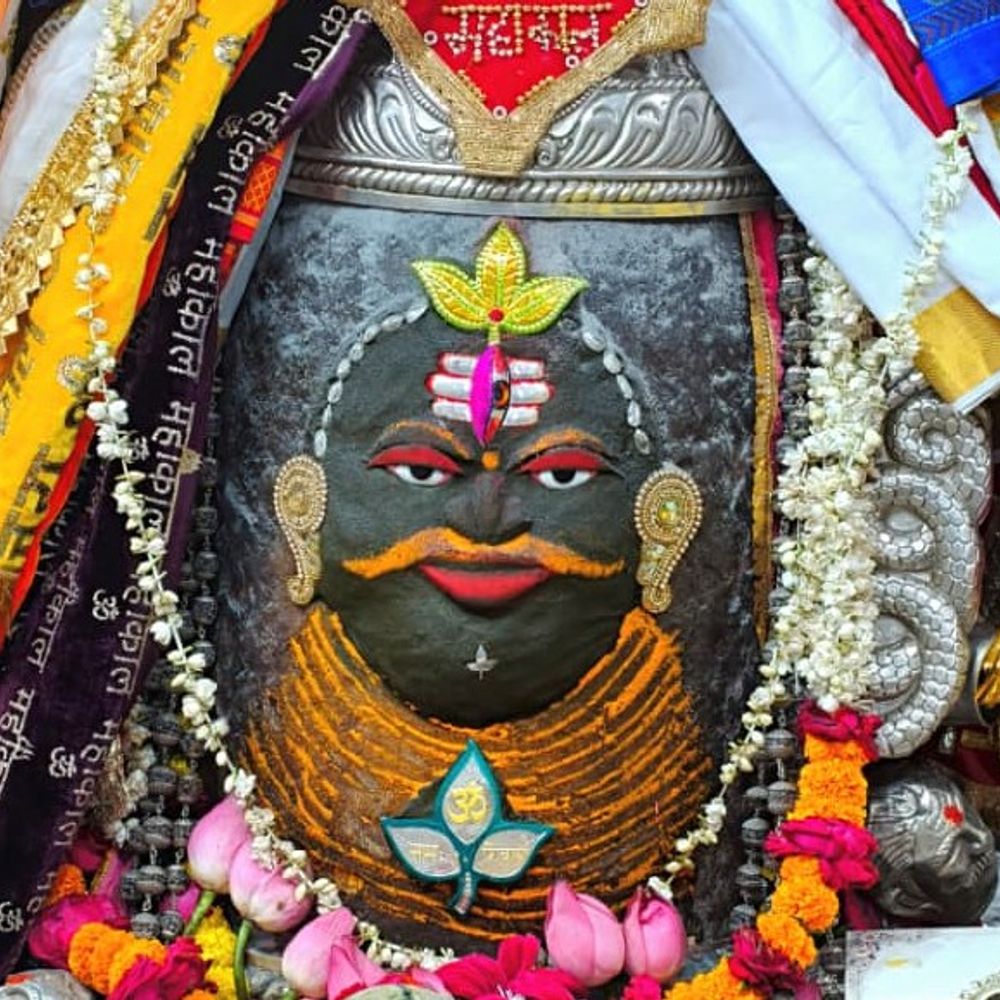 रविवार भस्म आरती दर्शन:  बाबा महकाल का भांग, चंदन, त्रिशूल, त्रिपुण्ड और पुष्प अर्पित कर दिव्य श्रृंगार – Ujjain News