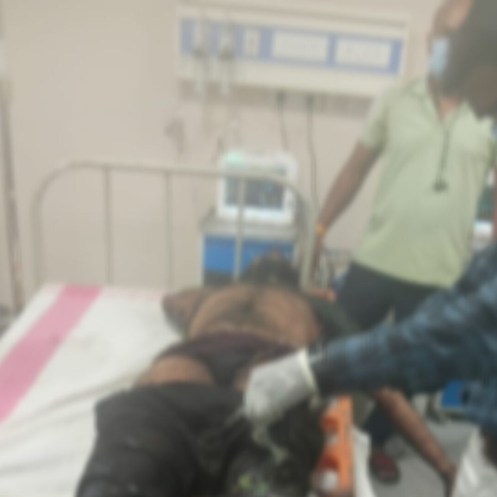 सोनभद्र में मारकुंडी घाटी में टैंकर खाई में गिरा:चालक की मौत, डामर बहने से बढ़ा खतरा, स्थानीय लोगों ने चलाया रेस्क्यू ऑपरेशन