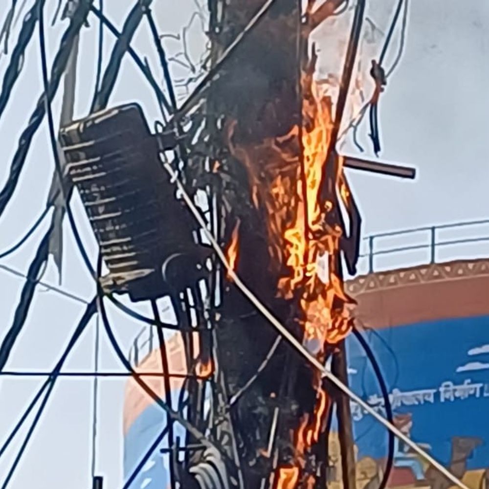 फर्रुखाबाद के लाल सराय में बिजली खंभे में लगी आग:खंभे पर डाटा केबल बांधते समय स्पार्किंग हुई, फैले तारों में आग भड़की