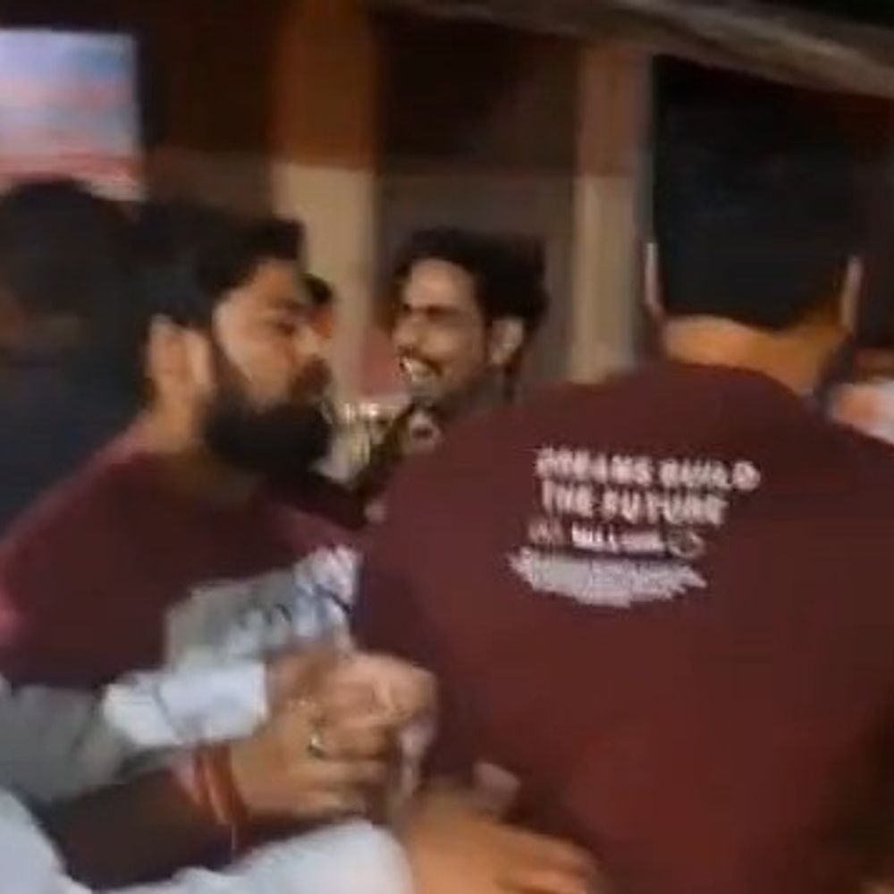 मेरठ में दरोगा के सामने भिड़े 2 पक्ष:बाइक टकराने पर 2 पक्षों में हुआ विवाद, पुलिस जांच में जुटी