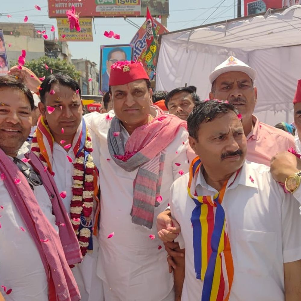 हापुड़ में बाबा साहब के सम्मान में पदयात्रा:हापुड़ में उमड़ा जनसैलाब, पुष्प वर्षा कर किया गया स्वागत